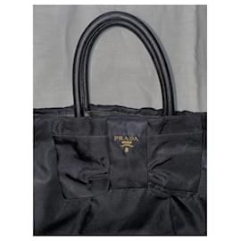 Prada-Bogentasche aus Nylon-Schwarz