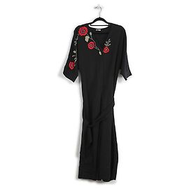 Macacão preto Vilshenko com motivo de flores vermelhas e mangas de quimono Preto