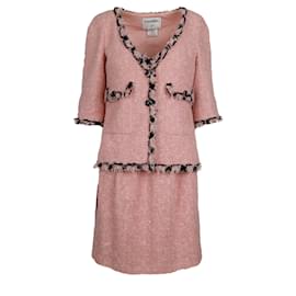 Chanel-Conjunto de minivestido y chaqueta de bouclé rosa de Chanel-Rosa