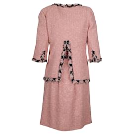Chanel-Conjunto de minivestido y chaqueta de bouclé rosa de Chanel-Rosa