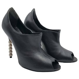 Manolo Blahnik Stiefeletten aus schwarzem Leder mit silbernen Perlenabsätzen Schwarz