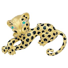 Broche Fred "Léopard" en or jaune, diamants, émail et émeraudes. Autre