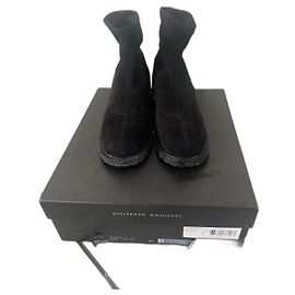 Botins Giuseppe Zanotti em camurça preta com strass Swarovski Preto
