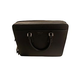 Prada Satteltasche aus Leder Schwarz Schwarz