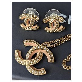 Chanel CC A19Ensemble de collier de boucles d'oreilles en émail rose classique GHW perle logo S Doré