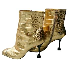 Chanel-CHANEL Botins de couro dourado com estampa de crocodilo T41 Em otimas condições-Dourado