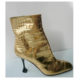 Chanel-CHANEL Botins de couro dourado com estampa de crocodilo T41 Em otimas condições-Dourado
