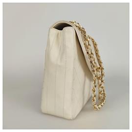 Chanel-Chanel bag Classica Timeless Matelassè single flap in white leather-White