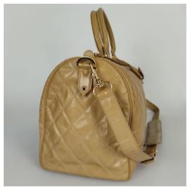 Chanel-Chanel quilted travel bag in beige patent leather-Beige