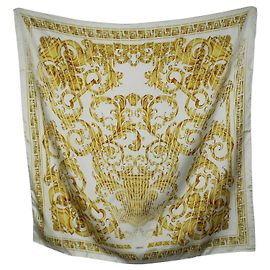 Gianni Versace Echarpe de seda dourada clássica com estampa barroca Dourado Metálico