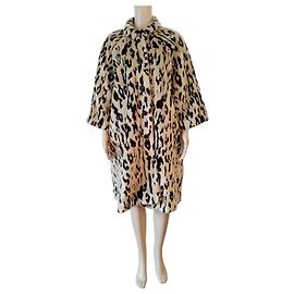 abrigo de piel sintética con estampado de leopardo de Balenciaga Beige