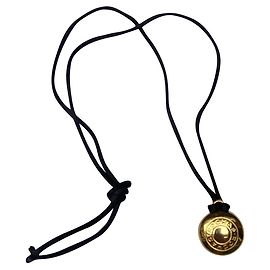 Colar de seda soberbo com pingente vintage Rochas Gold hardware
