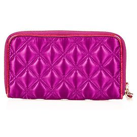 Marc by Marc Jacobs Jacobs by Marc Jacobs Carteira acolchoada de cetim roxo com zíper ao redor. Pulseira Fuschia