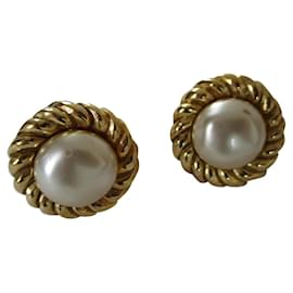 Chanel-Gold-plated metal and pearl clips.-Gold hardware