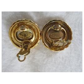 Chanel-Clips aus vergoldetem Metall und Perlen.-Gold hardware