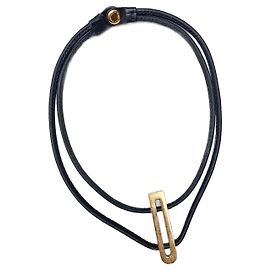 Lindo colar Delvaux em couro e D alongado em metal dourado Preto Gold hardware