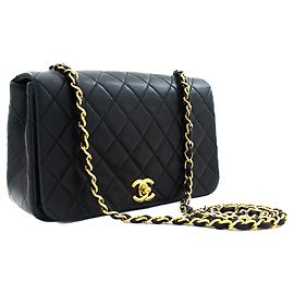 CHANEL Bolsa de Ombro com Aba Completa em Pele de Cordeiro Preto Acolchoado Preto