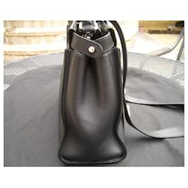 Fendi-Peekaboo-Noir