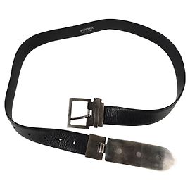 Sportmax Cinto de couro e metal. Boa condição. Preto