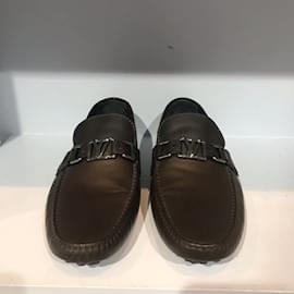 Preços baixos em Cabedal de couro Louis Vuitton Mocassim casual sapatos  para Homens