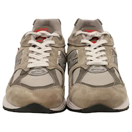 New Balance-Neues Gleichgewicht 990V2 History Pack Sneaker aus grauem Wildleder-Grau