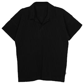 Issey Miyake-Homme Plissé Issey Miyake Kurzärmliges Plissé-Poloshirt aus schwarzem Polyester-Schwarz