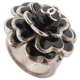 CHANEL CAMELIA T RING 52 IN SILVER METAL AND BLACK ENAMEL BLACK ENAMEL RING Silvery