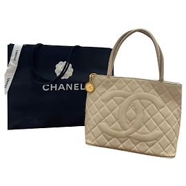 Chanel BOLSA DE CAVIAR MEDAILLON DE COURO Bege