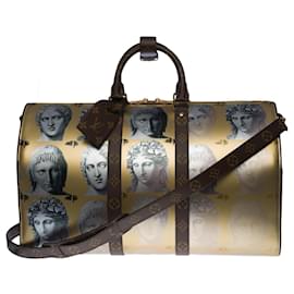 Louis Vuitton-the Fall-Winter collection 2021-2022, Nicolas Ghesquière made this Keepall Shoulder bag 45 in gold metallic leather-Golden
