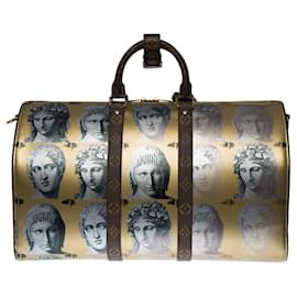 Louis Vuitton-the Fall-Winter collection 2021-2022, Nicolas Ghesquière made this Keepall Shoulder bag 45 in gold metallic leather-Golden
