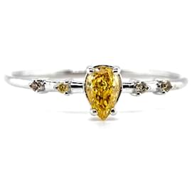 Autre Marque-Ring aus Weißgold u 5 Diamanten, einer davon ist birnenförmig 0.40 cts goldgelb und 4 leichter auf jeder Seite der runden Schultern von 0.01 Cts .-Silber Hardware