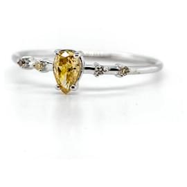 Autre Marque-Ring in white gold and 5 Diamonds, one of which is pear-shaped 0.40 cts golden yellow and 4 lighter on each side of the round-shaped shoulders of 0.01 Cts .-Silver hardware