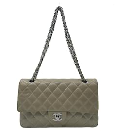 Chanel-Sac à rabat moyen Chanel en cuir beige-Beige