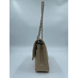 Chanel-Sac à rabat moyen Chanel en cuir beige-Beige