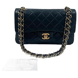 Chanel-Petit sac à rabat Chanel en cuir noir-Noir