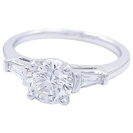 inconnue Solitaire ring accompanied by baguette diamonds. Other