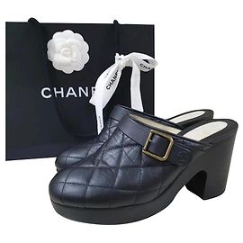 Chanel schwarze gesteppte Lederpantoletten Clogs Schwarz