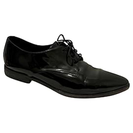 Burberry-Zapatos Burberry Derby con cordones en charol negro-Negro