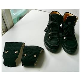 Chanel-CHANEL Sneakers alte in camoscio nero con logo T Chanel38 Condizioni molto buone-Nero