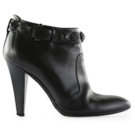 Burberry-Stivali Burberry in pelle nera con punta a mandorla e cinturino alla caviglia con borchie-Nero