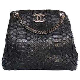 Chanel-bolso shopper Chanel mediano de piel de pitón-Negro