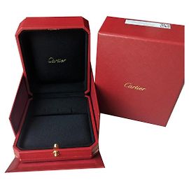 Cartier Große vertikale Vitrine mit kreolischen Ohrringen und Papiertüte Rot