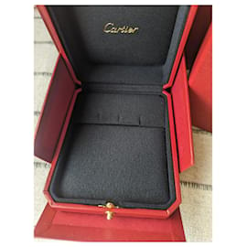 Cartier-Große vertikale Vitrine mit kreolischen Ohrringen und Papiertüte-Rot