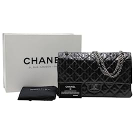 Chanel-Chanel Neuauflage 2.55 Überschlagtasche aus gestreiftem schwarzem Lammleder-Schwarz