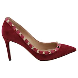 Valentino Garavani-Zapatos de tacón en punta en ante rojo Rockstud de Valentino Garavani-Roja