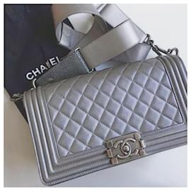 Chanel-Chanel Boy mediano 25 gris plata con bandolera mantarraya-Plata,Gris,Hardware de plata