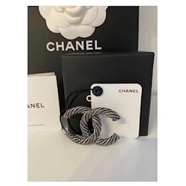 Chanel-CHANEL lined C BROOCH, RUTHENIUM METAL ( silver) , neuf-Silvery