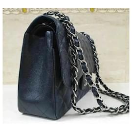 Chanel-CHANEL Borsa a tracolla in caviale con patta foderata nera senza tempo-Nero