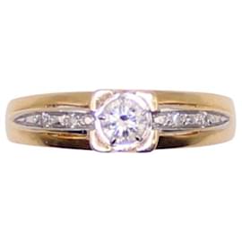 Autre Marque-Ring mit zentralem Diamanten und Körperdiamanten in Gelbgold 750%O-Gold hardware