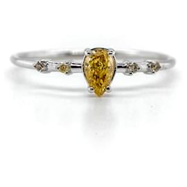 Autre Marque-Bague en Or blanc et 5 Diamants dont un en poire de 0.40 cts jaune doré et 4 plus clairs de chaque côté des épaules de forme ronde de 0.01 cts .-Bijouterie argentée